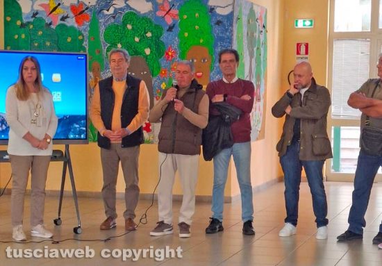 Marta - Il circolo culturale Alberto Lisoni consegna alla scuola primaria una nuova Lim