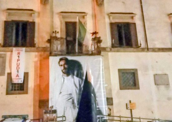 Ronciglione - La mancanza della bandiera dell'Ue sul balcone del comune