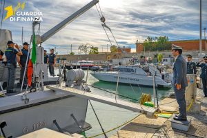 Civitavecchia - Il comandante regionale La Malfa in visita al reparto aeronavale della Finanza