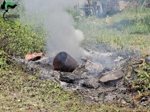 Viterbo - Carabinieri forestali - I rifiuti andati a fuoco
