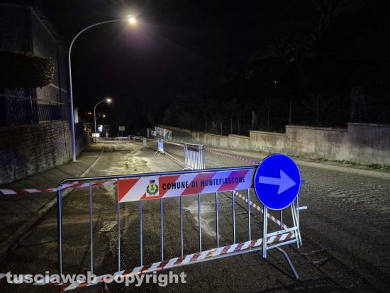 Montefiascone - Camion perde olio in via Cardinal Salotti - La carreggiata transennata