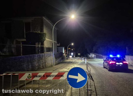 Montefiascone - Camion perde olio in via Cardinal Salotti - La carreggiata transennata
