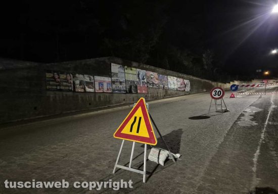 Montefiascone - Camion perde olio in via Cardinal Salotti - La carreggiata transennata