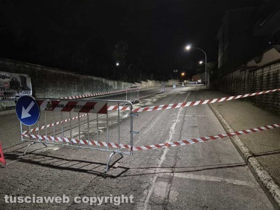 Montefiascone - Camion perde olio in via Cardinal Salotti - La carreggiata transennata