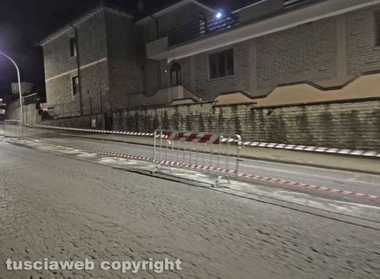 Montefiascone - Camion perde olio in via Cardinal Salotti - La carreggiata transennata