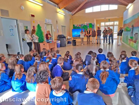 Marta - Il circolo culturale Alberto Lisoni consegna alla scuola primaria una nuova Lim
