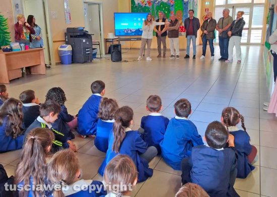 Marta - Il circolo culturale Alberto Lisoni consegna alla scuola primaria una nuova Lim