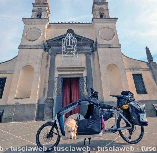 Il labrador Erin in viaggio con il suo biker Nicola Inversi - Tappa a Monterosi