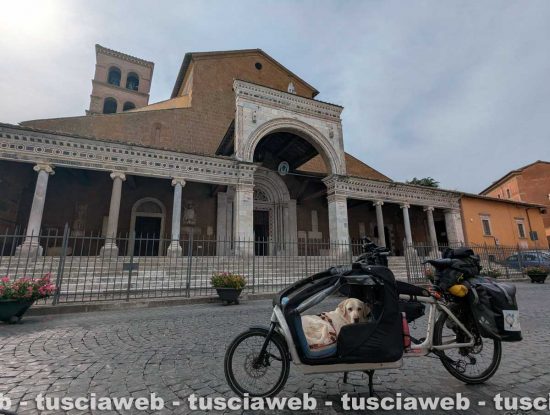 Il labrador Erin in viaggio con il suo biker Nicola Inversi - Tappa a Civita Castellana