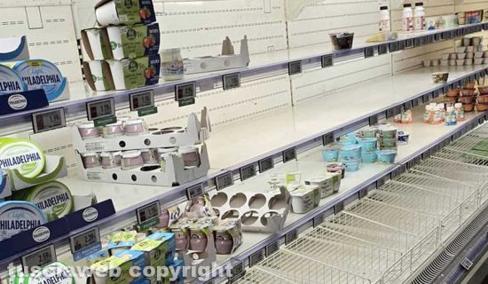 Economia - Grande distribuzione - Scaffali mezzi vuoti soprattutto per alcuni prodotti freschi