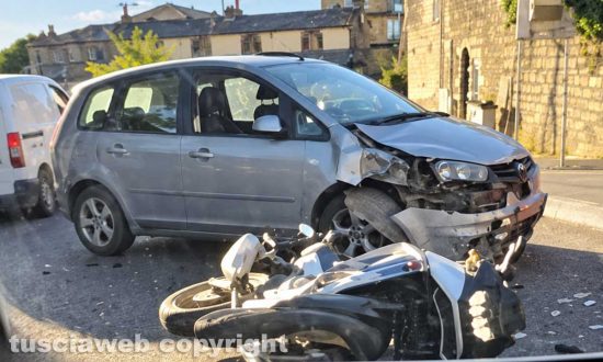 Viterbo - La Quercia - Auto contro moto