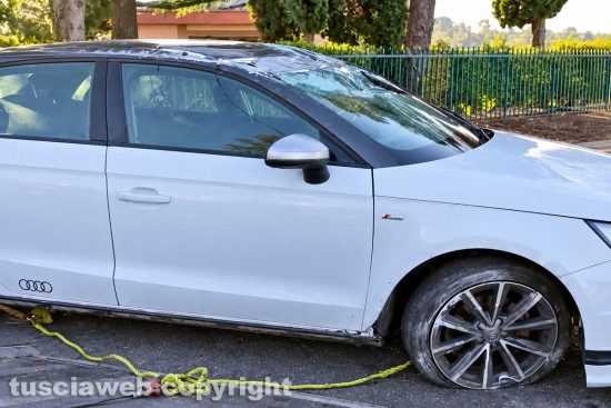 Monterosi – Audi A1 si cappotta alla rotonda 
