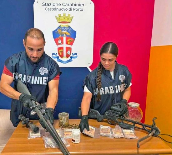 Castelnuovo di Porto - Deposito clandestino sotterraneo con droga, armi e 42mila euro: arrestato 71enne