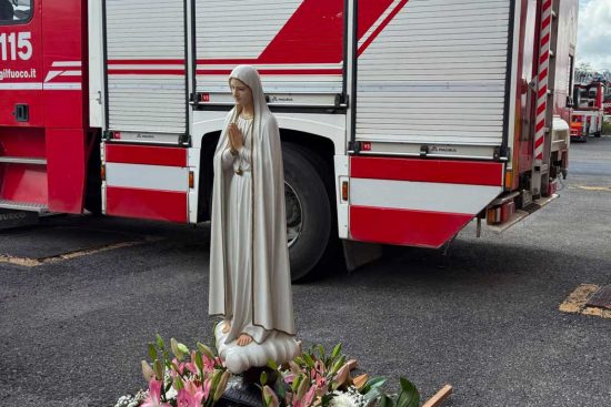 La statua della Madonna di Fatima al comando dei vigili del fuoco di Viterbo