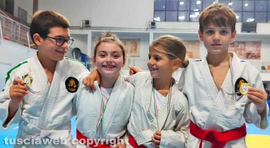 Velletri - I portacolori della palestra Magno