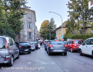 Viterbo - Fila nei pressi delle scuole
