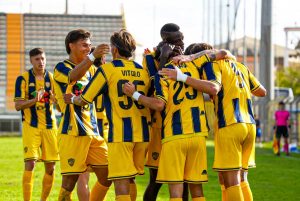 Sport - Calcio - Viterbese 0 - la gioia dei gialloblù dopo il gol di Umbaca
