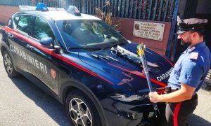 Roma - Si barrica in casa e minaccia i carabinieri con arco e frecce