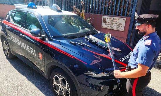 Roma - Si barrica in casa e minaccia i carabinieri con arco e frecce