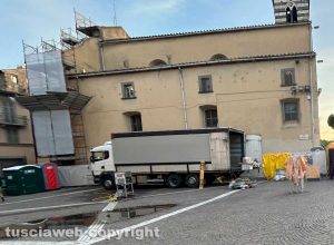 Piazza del Sacrario - Il camion sul marciapiede