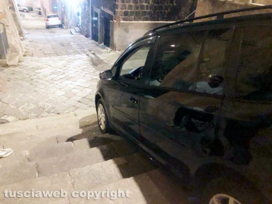 Viterbo - Posteggia sulle scale di via Bellavista