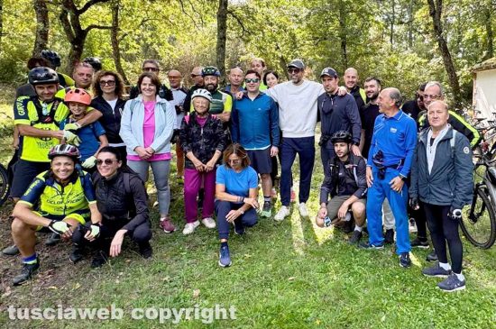 50 ciclisti inaugurano la Tuscia Route 01 - I sindaci Luca Profili e Andrea Di Sorte nel parco di Turona