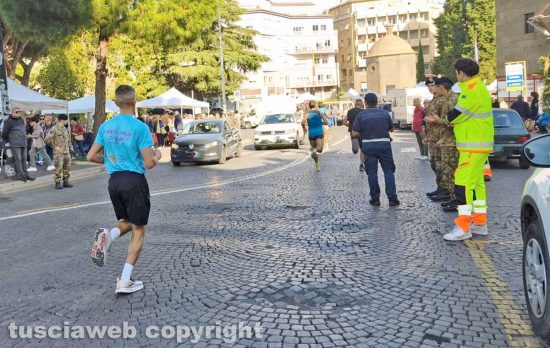 Viterbo - Le auto uscite dal parcheggio e fatte passare controsenso in via Ascenzi