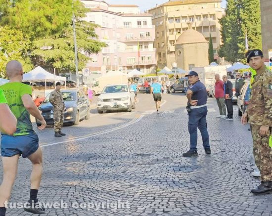 Viterbo - Le auto uscite dal parcheggio e fatte passare controsenso in via Ascenzi