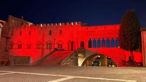Viterbo illuminata di rosso in occasione della Giornata mondiale della polio