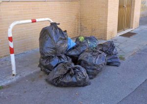 Civitavecchia - Alcuni dei sacchi neri abbandonati