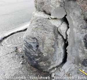 Viterbo – Danneggiata una delle antiche porte all’ingresso superiore di San Martino al Cimino