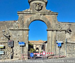 La porta d'accesso a San Martino al Cimino chiusa