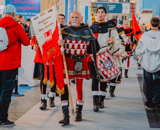 Gli sbandieratori delle Sette Contrade di Orte al Ttg di Rimini