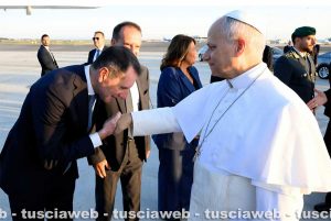 Il presidente Sandro Pappalardo saluta il pontefice in partenza per Parigi su un volo Ita Airways
