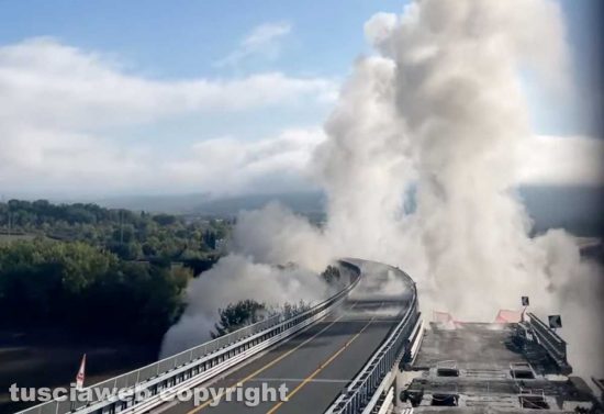 Orte - Viadotto Tevere, demolite le prime 13 campate