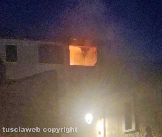 Viterbo - Appartamento in fiamme a Pianoscarano