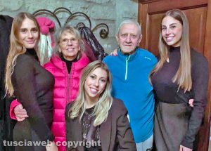 Gli sposi Guido Biscetti e Anna Maria Fanali insieme alle nipotine