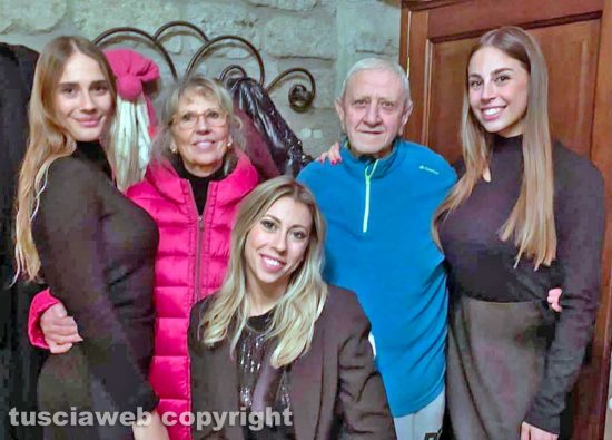 Gli sposi Guido Biscetti e Anna Maria Fanali insieme alle nipotine