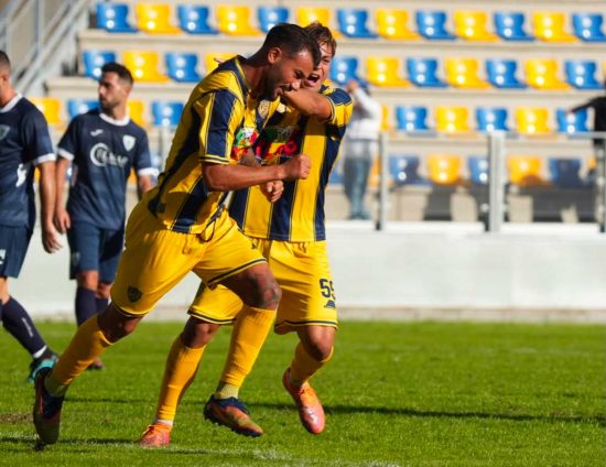 Viterbese - Calì esulta dopo il gol dell'1-0