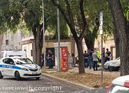 Viterbo - Uomo dà in escandescenze a viale Trento - Polizia locale e polizia