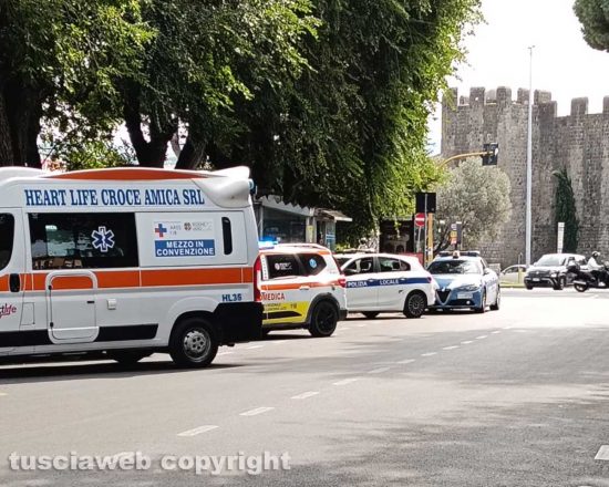 Viterbo - Uomo dà in escandescenze a viale Trento - Ambulanza e automedica