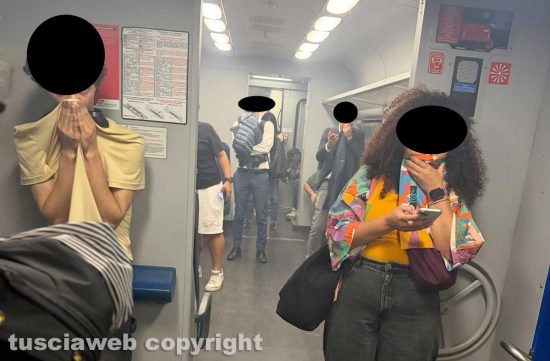 Stazione di Orte - Fumo da una carrozza, passeggeri fatti scendere dal treno