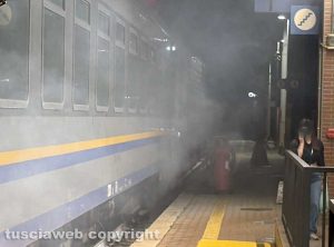 Stazione di Orte - Fumo da una carrozza, passeggeri fatti scendere dal treno
