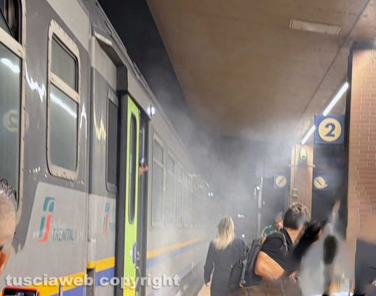 Stazione di Orte - Fumo da una carrozza, passeggeri fatti scendere dal treno