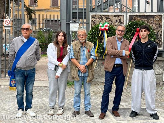 Viterbo - Cerimonia in ricordo di Luigi Petroselli al Buratti - Alvaro Ricci, Antonio Biagioli, Emanuele Aronne con gli studenti alla deposizione delle corone dei fiori