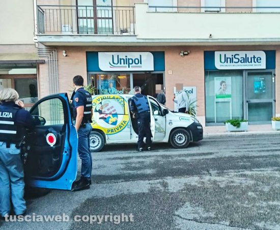 Viterbo - La porta a vetri dell'assicurazione sfondata 