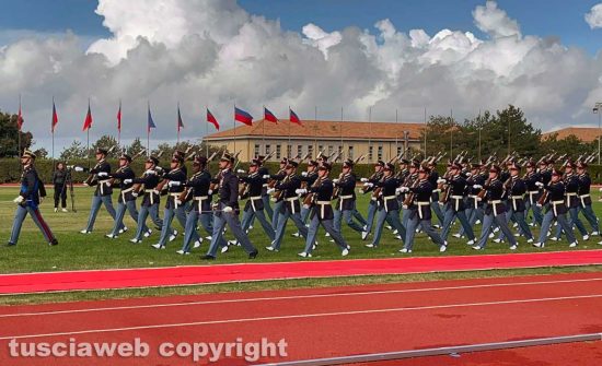 Viterbo - La cerimonia di consegna dei gradi agli allievi marescialli della scuola sottufficiali dell'esercito