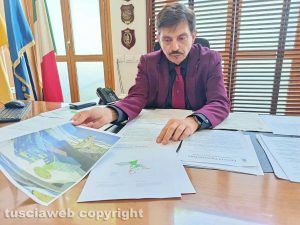 Civitavecchia - Il sindaco Marco Piendibene col progetto all'ex cementificio