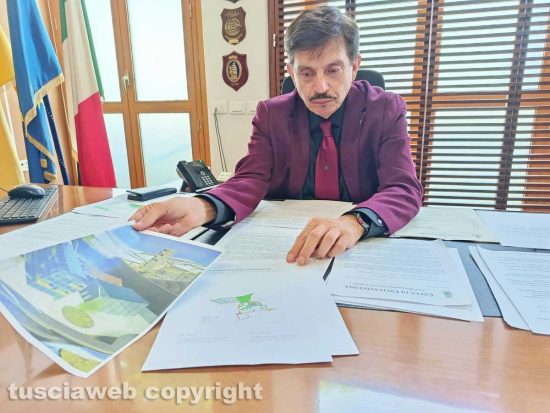 Civitavecchia - Il sindaco Marco Piendibene col progetto all'ex cementificio
