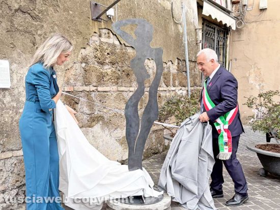 Danilo Corazza e Katia Millozzi inaugurano la statua “Resilienza - frammenti di lei”
